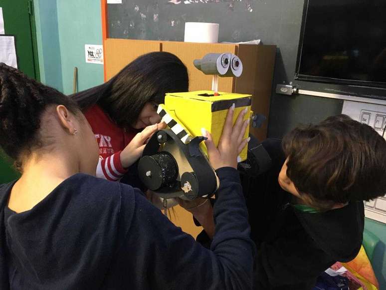Em 2015, D&eacute;bora chegou na Escola Municipal Ary Parreiras, em S&atilde;o Paulo (SP), onde desenvolveu o projeto Rob&oacute;tica com Sucata