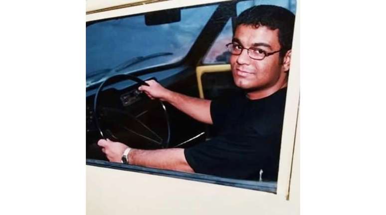 A foto produzida para o editorial da 'Contigo': um jovem rep&oacute;rter testemunhando o luto das fam&iacute;lias dos Mamonas 