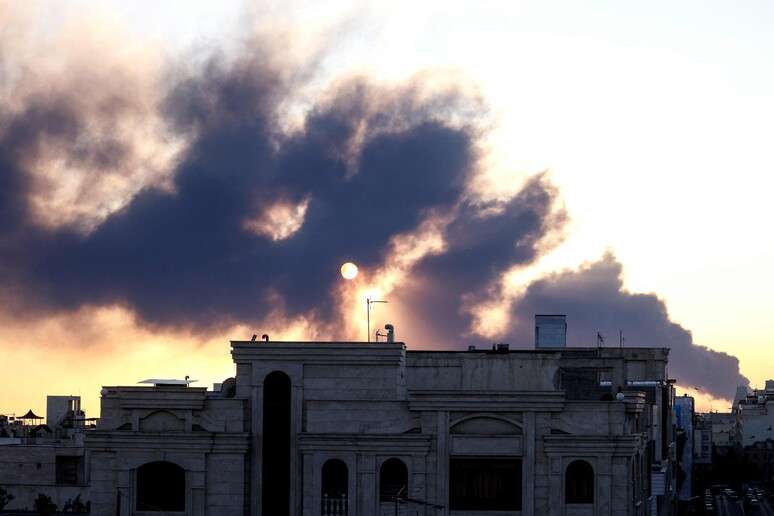 Coluna de fuma&ccedil;a ap&oacute;s bombardeios em Teer&atilde;