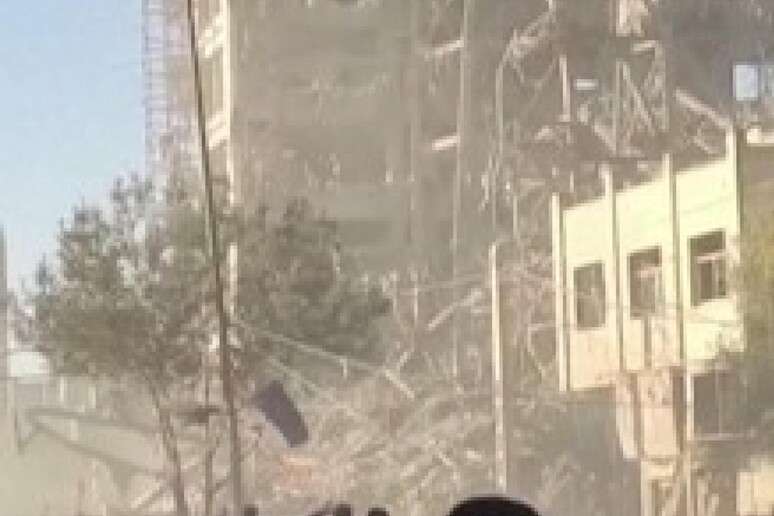 Imagem tirada das redes sociais mostra sede da Assembleia dos Peritos ap&oacute;s ataque israelense