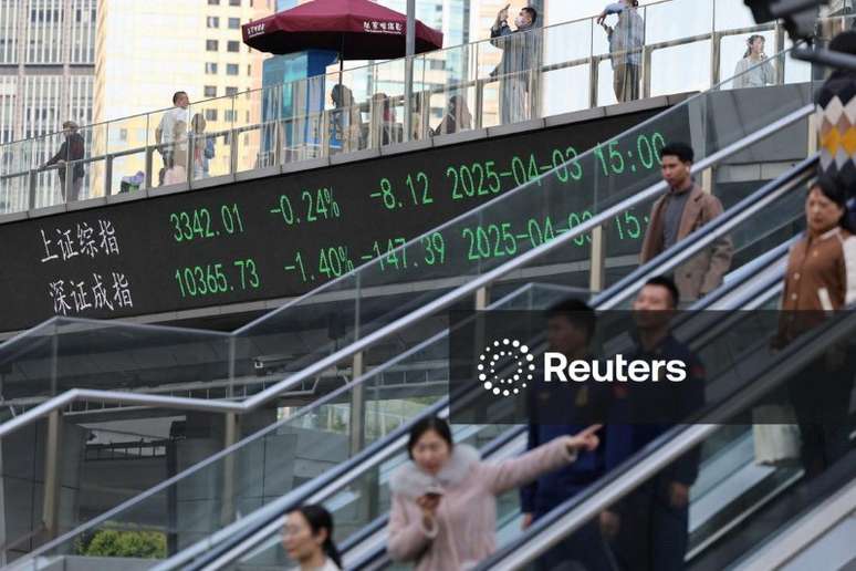 Painel eletr&ocirc;nico com cota&ccedil;&otilde;es em Xangai
03/04/2025.  REUTERS/Go Nakamura