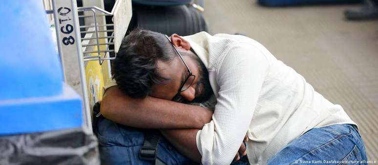 Guerra traz transtornos n&atilde;o s&oacute; no Oriente M&eacute;dio: passageiro em aeroporto de Bangladesh ap&oacute;s cancelamento de voos