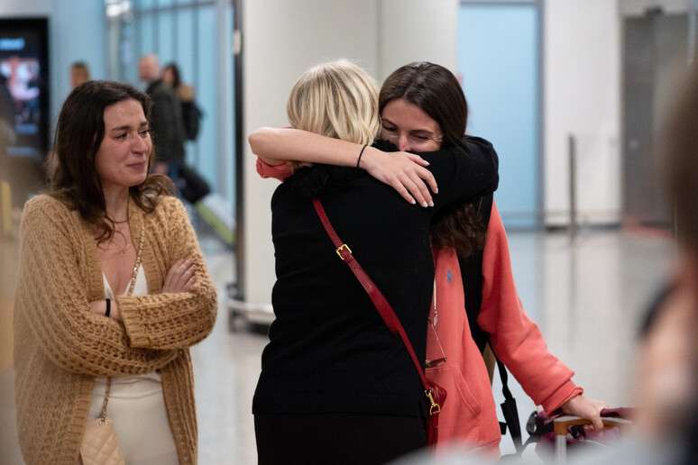 Primeiro voo com 127 italianos retidos no Oriente M&eacute;dio chegou a Roma