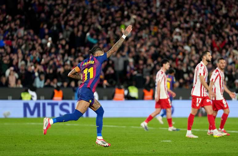 Raphinha comemorando um dos gols do Barcelona 