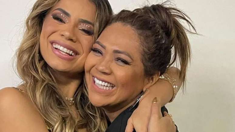 Lexa ao lado da m&atilde;e, Darlin Ferrattry