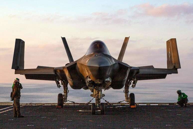 Ca&ccedil;a F-35C na pista do porta-avi&otilde;es Abraham Lincoln, no Oriente M&eacute;dio