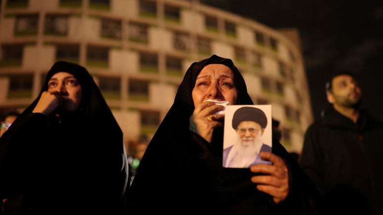 Milhares de pessoas sa&iacute;ram &agrave;s ruas para lamentar a morte do l&iacute;der supremo do Ir&atilde;, Ali Khamenei