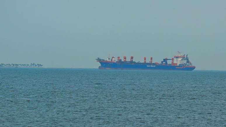 Navio ancorado na costa dos Emirados &Aacute;rabes Unidos devido a interrup&ccedil;&otilde;es na navega&ccedil;&atilde;o no Estreito de Ormuz, em Dubai, em 2 de mar&ccedil;o