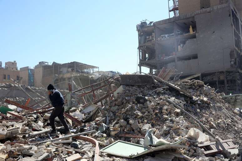 Destrui&ccedil;&atilde;o provocada por bombardeios de EUA e Israel em Teer&atilde;