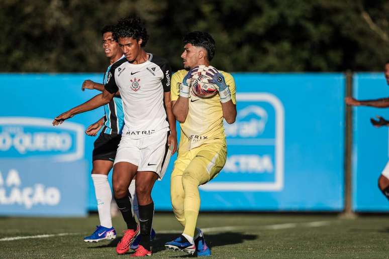 Goleiro Matheus ajudou na vit&oacute;ria alvinegra no Rio Grande do Sul &ndash;