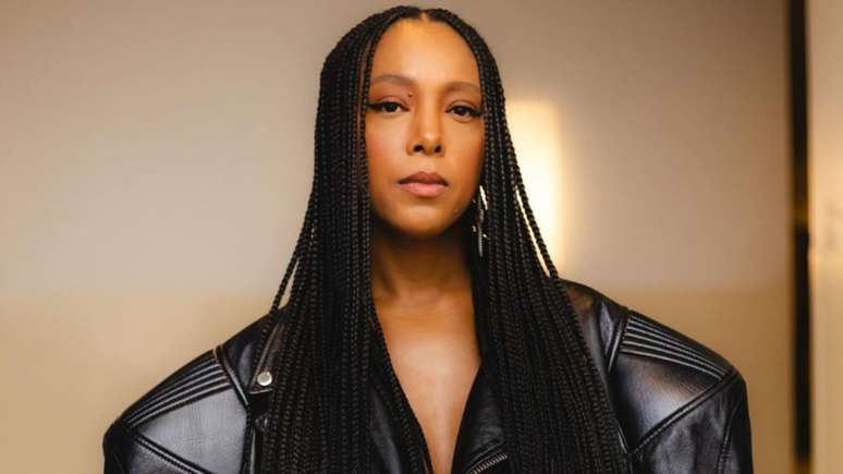 No Lollapalooza 2026, Negra Li apresenta ao p&uacute;blico uma retrospectiva de sua carreira, com rimas, melodias e sucessos que fizeram sua voz ser reconhecida em trilhas de novelas, cinema e r&aacute;dio &ndash; Reprodu&ccedil;&atilde;o/Instagram