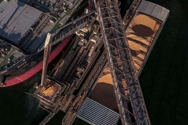 Exporta&ccedil;&otilde;es cresceram 3,7% e importa&ccedil;&otilde;es ca&iacute;ram 1,8% no 4&ordm; tri, em rela&ccedil;&atilde;o ao trimestre anterior, o que contribuiu positivamente para o PIB do per&iacute;odo