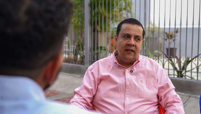 'నేను వణుకుతున్నాను, నేను చాలా వణుకుతున్నాను' అని అతను ఒప్పుకున్నాడు, చివరకు నేలను తాకడానికి మరియు తన తల్లిని కౌగిలించుకోవడానికి అతను మోకరిల్లగలిగిన క్షణం గుర్తుచేసుకున్నాడు.