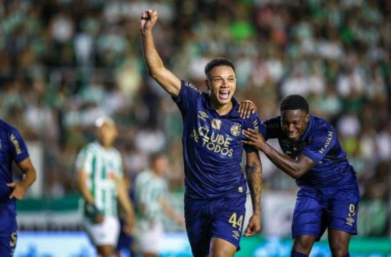 FOTO: LUCAS UEBEL/GREMIO FBPA - Legenda: Viery come&ccedil;a a ser notado por clube ingl&ecirc;s ap&oacute;s resultados e atua&ccedil;&otilde;es do zagueiro no tricolor, que tem v&iacute;nculo at&eacute; 2029.