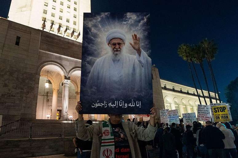 Manifestante segura uma imagem do falecido l&iacute;der supremo iraniano, aiatol&aacute; Ali Khamenei, durante um protesto em Los Angeles, nos EUA