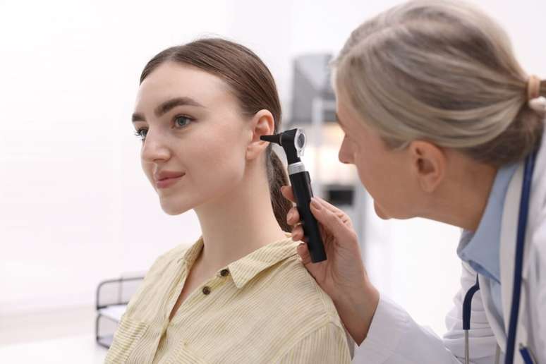 Respeitar o limite de volume dos fones e fazer avalia&ccedil;&atilde;o auditiva peri&oacute;dica s&atilde;o medidas importantes para prevenir danos a longo prazo 