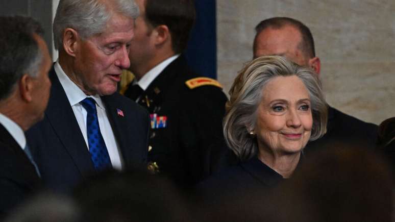 O ex-presidente dos Estados Unidos Bill Clinton e a ex-secret&aacute;ria de Estado Hillary Clinton chegam &agrave; cerim&ocirc;nia de posse de Donald Trump, em 20 de janeiro de 2025, no Capit&oacute;lio, em Washington, D.C. Imagem de arquivo.