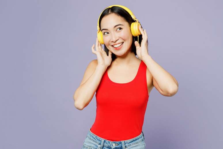 Necessidade de aumentar constantemente o volume da TV ou presen&ccedil;a de zumbido pode indicar sinais iniciais de perda auditiva