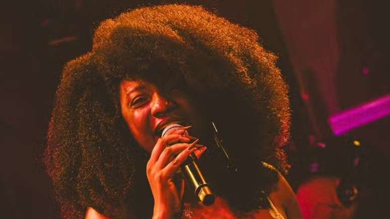 Saiba sintomas de aneurisma, que matou a sambista Adriana Ara&uacute;jo