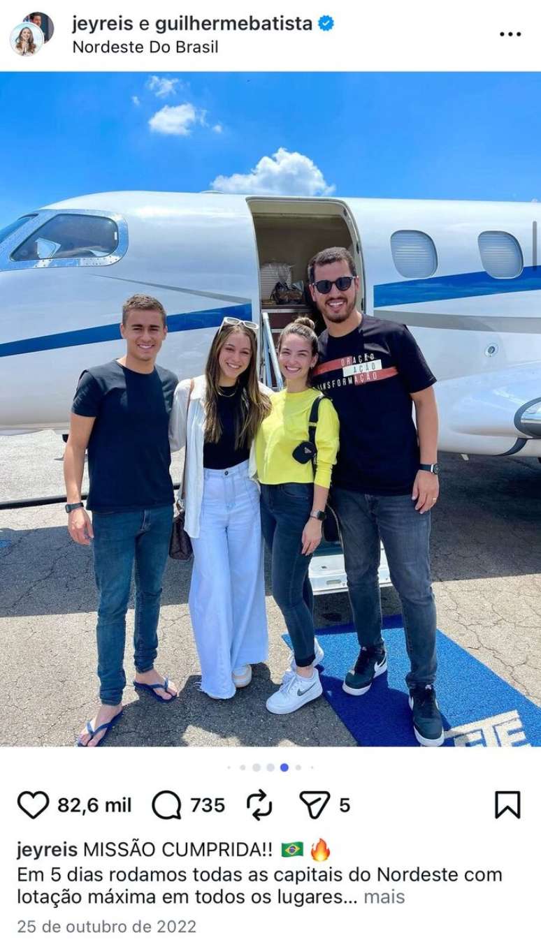 O deputado federal Nikolas Ferreira (PL-MG); a influenciadora Jey Reis; Mariel Batista e o marido, o pastor Guilherme Batista, da Lagoinha, em frente ao Embraer 505 Phenom 300 de Daniel Vorcaro