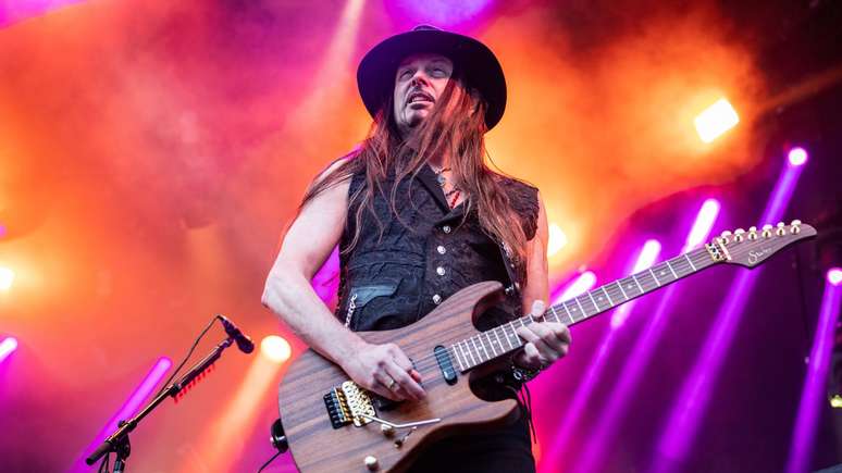 Reb Beach em apresenta&ccedil;&atilde;o do Whitesnake, em 2022