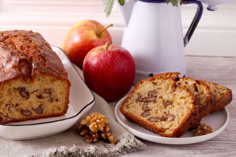 Bolo de liquidificador de ma&ccedil;&atilde; e nozes 