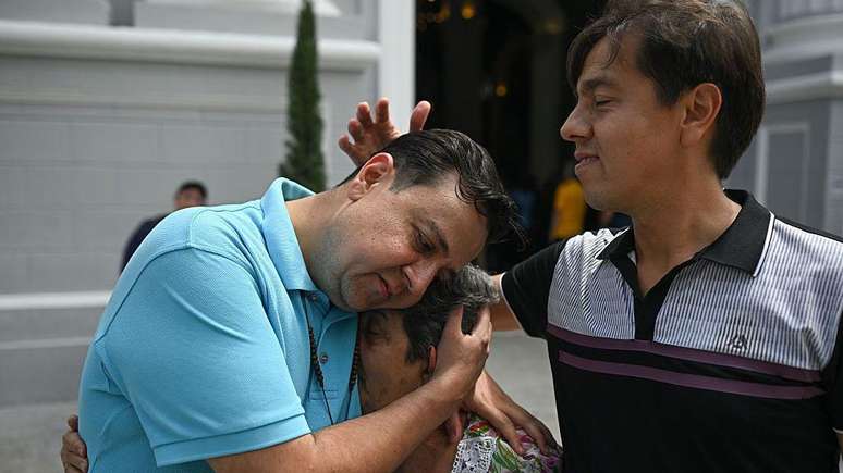 విడుదలైన తర్వాత అతని తల్లి మరియు సోదరుడి పక్కన జేవియర్ తారాజోనా (ఎడమ).