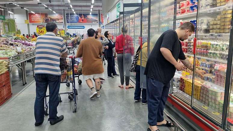 Consumo das fam&iacute;lias ficou estagnado no 4&ordm; trimestre de 2025, segundo o IBGE