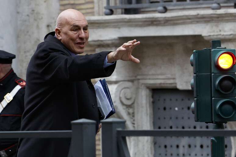 Crosetto afirmou que ceder base italiana aos EUA &eacute; 'decis&atilde;o do governo'