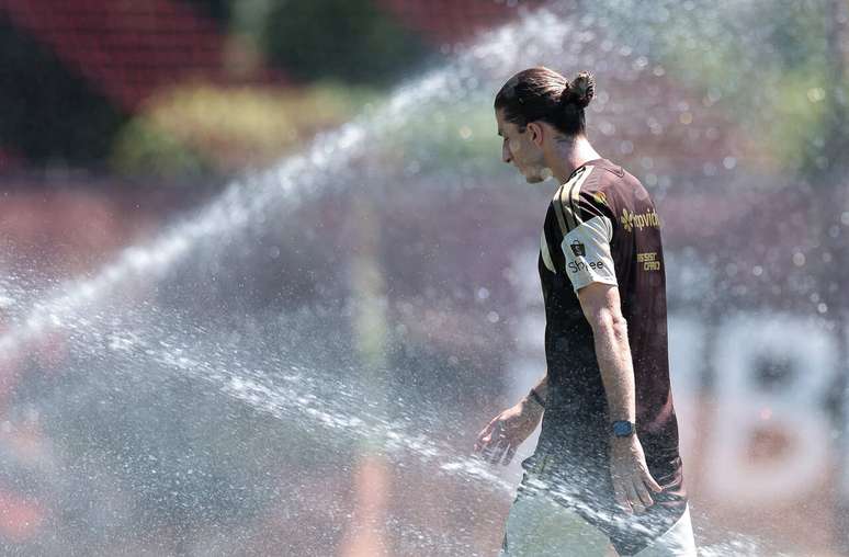 Filipe Lu&iacute;s n&atilde;o resiste &agrave; press&atilde;o da torcida do Flamengo &ndash;