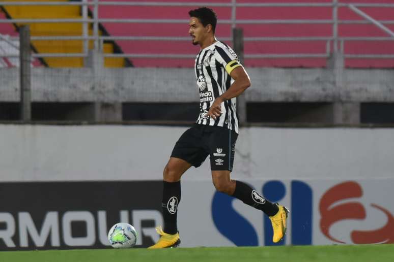 Lucas Verissimo volta ao Santos ap&oacute;s seis temporadas longe &ndash;