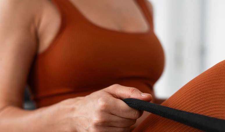 Bra&ccedil;os tonificados e sem flacidez depois dos 50: fa&ccedil;a estes quatro exerc&iacute;cios simples de Pilates.