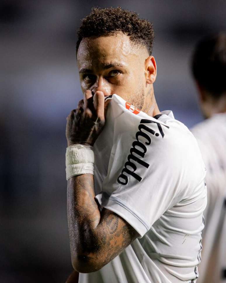 Neymar celebrando um dos gols marcados na vit&oacute;ria do Santos sobre o Vasco, v&aacute;lida pela quarta rodada do Brasileir&atilde;o