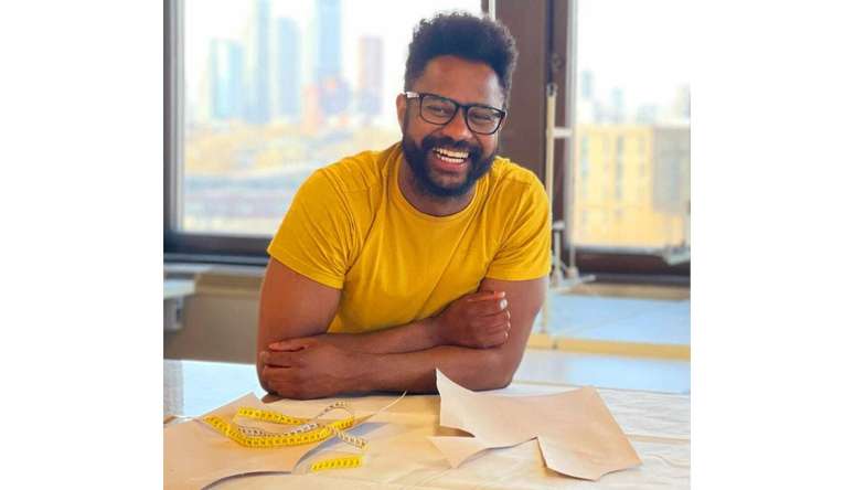 Antes de se dedicar 100% &agrave; moda na Europa, Cl&ocirc; Lopes trabalhou como cabeleireiro e maquiador no Brasil