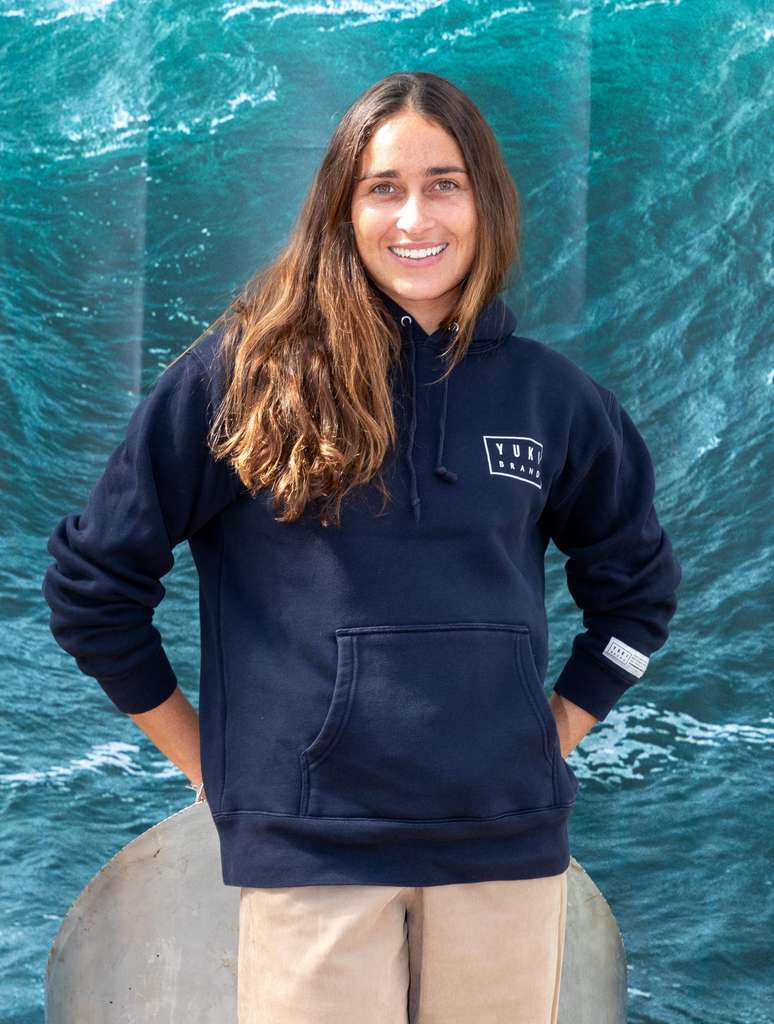 Michelle des Bouillons surfa ondas gigantes h&aacute; quase dez anos e construiu sua carreira em Nazar&eacute;