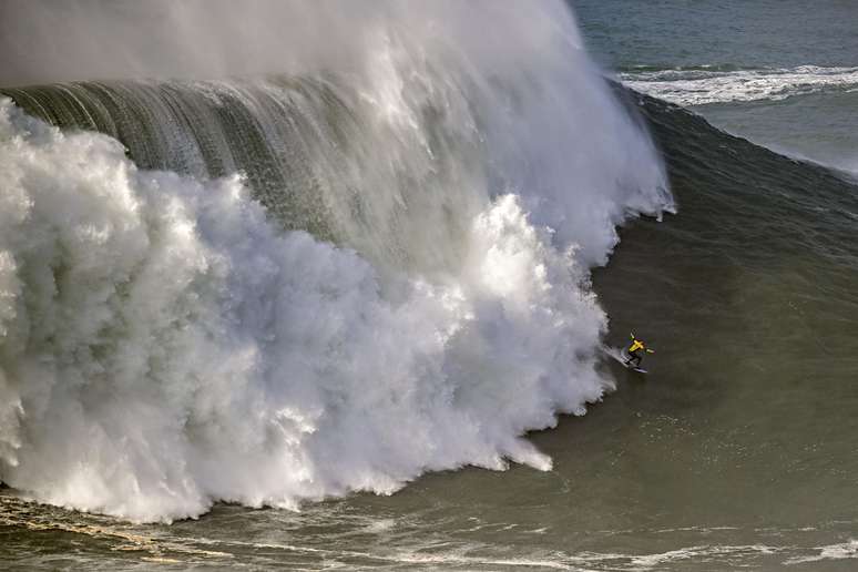 Michelle des Bouillons pegou a parede em dezembro de 2025 durante competi&ccedil;&atilde;o da WSL na Praia do Norte, em Nazar&eacute; 