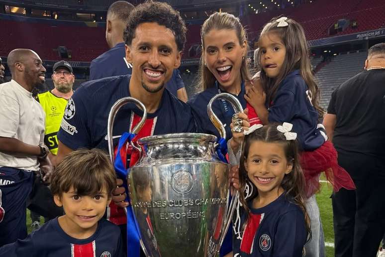 Marquinhos posa com a esposa e os filhos