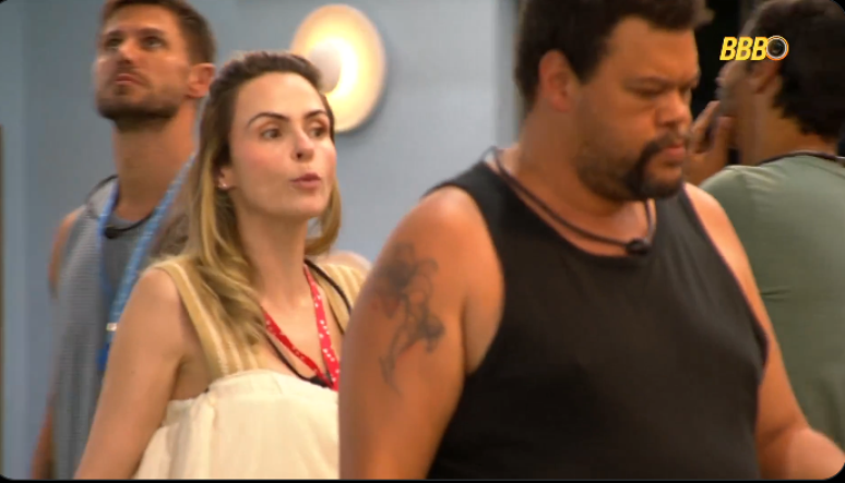 Ana Paula segue Babu para provoc&aacute;-lo