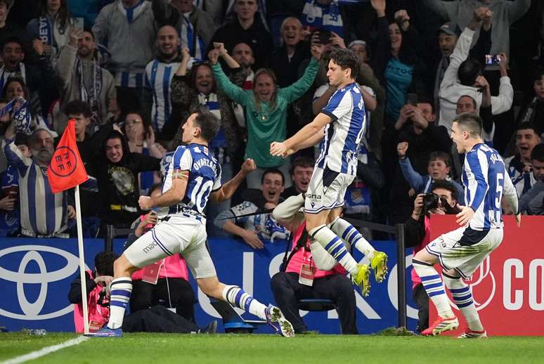 Jogadores da Real Sociedad comemorando o gol da vit&oacute;ria sobre o Athletic Bilbao e a classifica&ccedil;&atilde;o para a final da Copa do Rei 