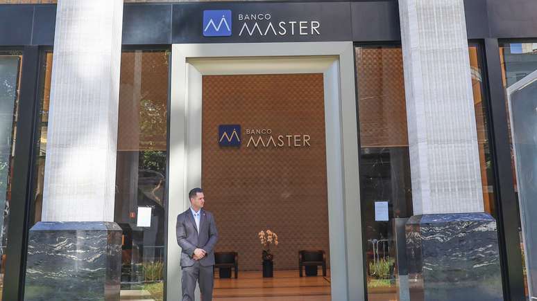Fachada do Banco Master.