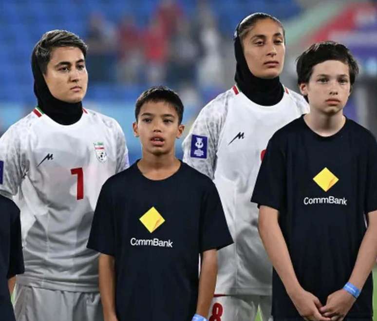 Jogadoras da sele&ccedil;&atilde;o iraniana optam pelo sil&ecirc;ncio durante hino nacional do pa&iacute;s, na Copa da &Aacute;sia &ndash;