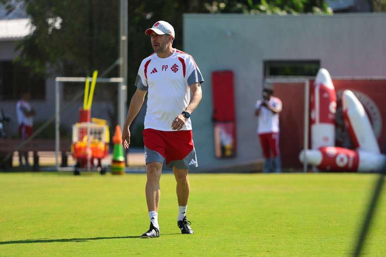 Pezzolano dever&aacute; improvisar na lateral esquerda do Inter &ndash;