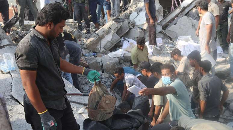 Ir&atilde;: equipes de resgate retiram corpos dos escombros ap&oacute;s um ataque de EUA e Israel a uma escola em Minab