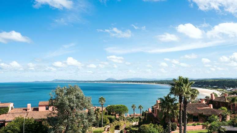 Praia Mansa para banhos tranquilos, Praia Brava para surf e esportes aqu&aacute;ticos: Punta del Este oferece op&ccedil;&otilde;es para todos os gostos &ndash; depositphotos.com / xura