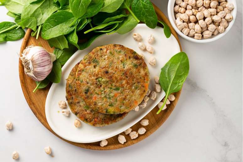 Hamb&uacute;rguer de gr&atilde;o-de-bico e espinafre 