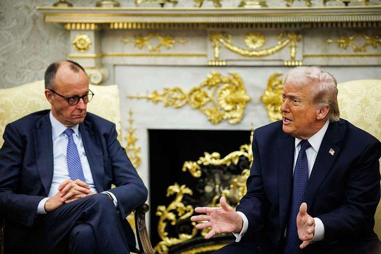 Trump (&agrave; direita) na ter&ccedil;a-feira (3/3) ao lado de Friedrich Merz (&agrave; esquerda), chanceler da Alemanha, um dos pa&iacute;ses que apoiaram o ataque ao Ir&atilde;