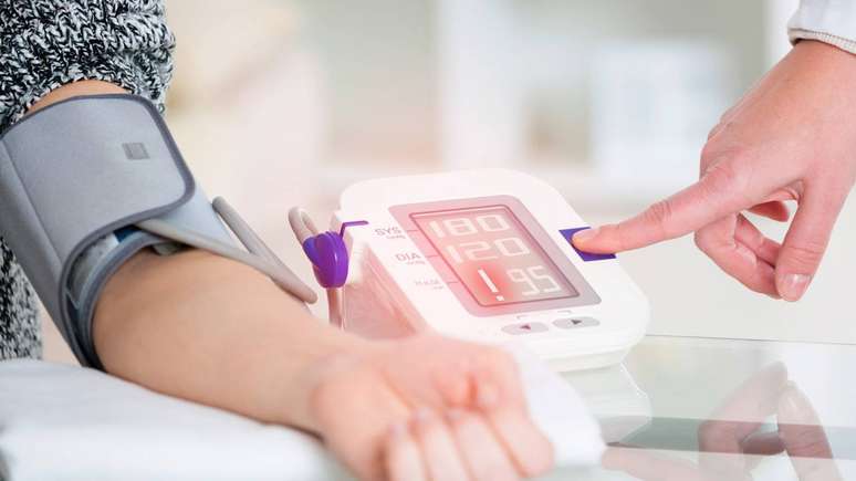 A hipertens&atilde;o arterial &eacute; um dos elementos mais relacionados, pois a press&atilde;o elevada constante exerce maior for&ccedil;a sobre as paredes dos vasos, favorecendo a dilata&ccedil;&atilde;o &ndash; depositphotos.com / Amaviael