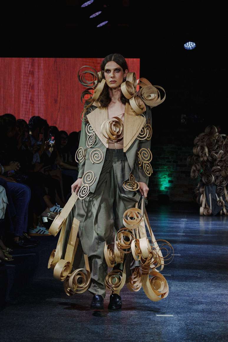 Desfile de Jay Boggo com looks de MDF 