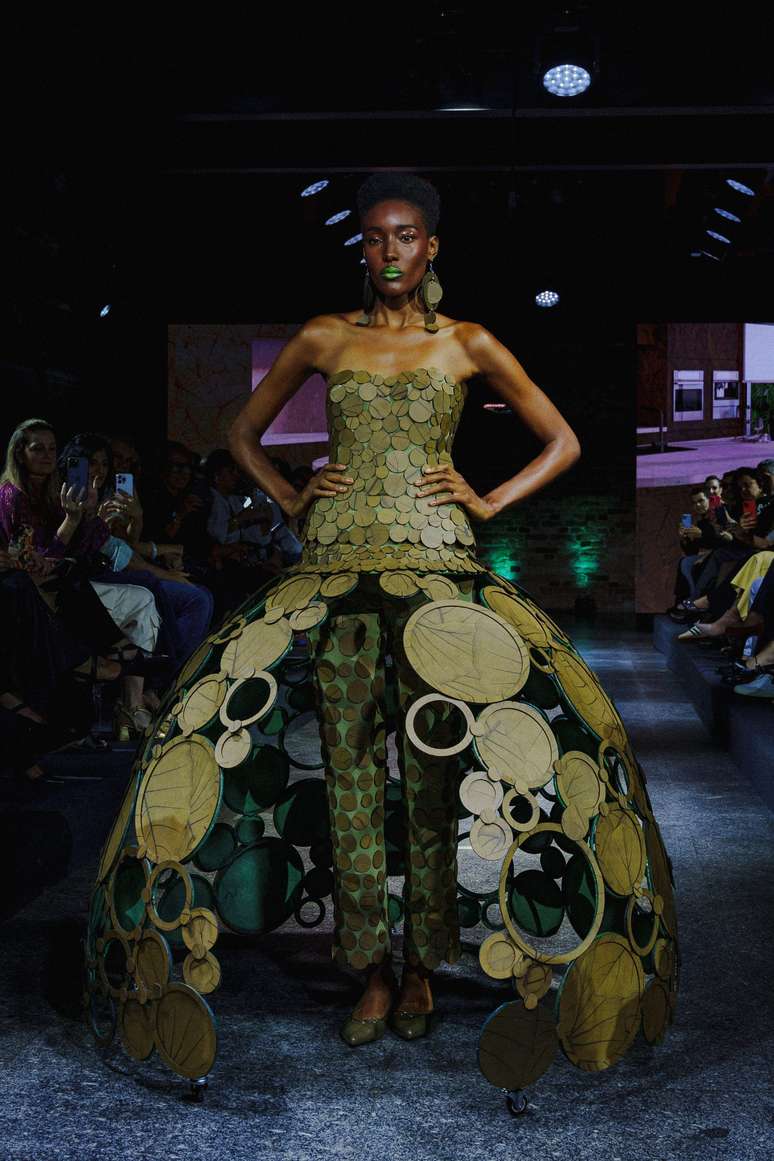 Desfile de Jay Boggo com looks de MDF 