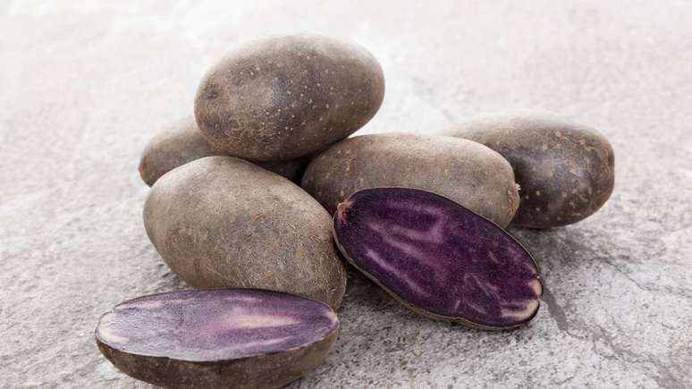 Dentro de um plano alimentar equilibrado, a batata roxa pode colaborar com a variedade de nutrientes e com a diversifica&ccedil;&atilde;o de cores no prato, aspecto frequentemente associado a uma maior oferta de compostos bioativos &ndash; depositphotos.com / eskymaks